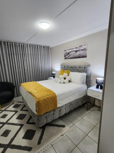 een slaapkamer met een bed met een knuffeldier erop bij Westbrook in Newcastle