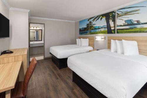 Postel nebo postele na pokoji v ubytování Days Inn by Wyndham Slidell