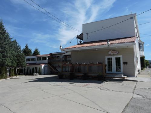 a building with a dog in front of it at Almo Court Motel in Cranbrook