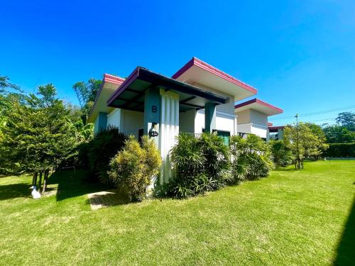 カオラックにあるKhaoLak Chill Outの前の緑の芝生の家