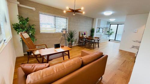 a living room with a couch and a table at お宿 岸ノ四季 in Kishiwada