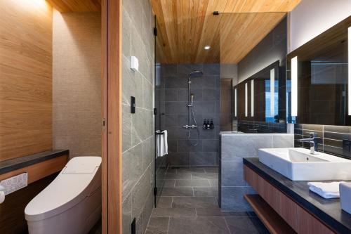 un bagno con wc, lavandino e doccia di V Residence by H2 Life a Niseko