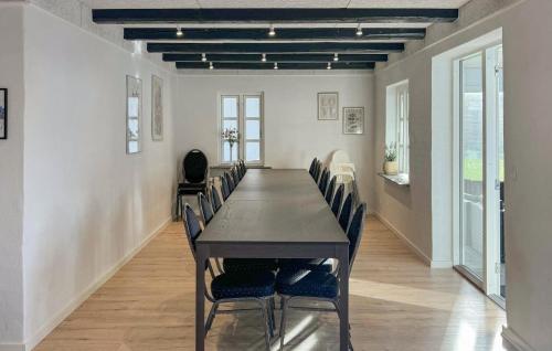 Konferenční prostory v ubytování 6 Bedroom Stunning Home In Give