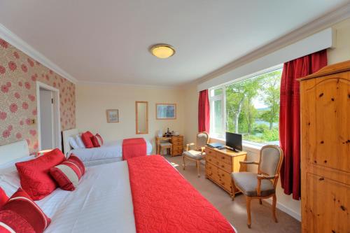 Lochnell Arms Hotel tesisinde bir odada yatak veya yataklar