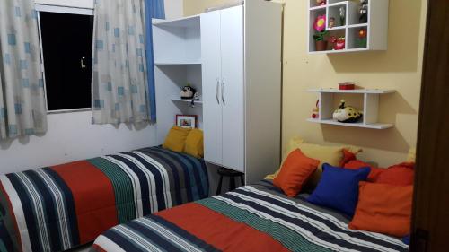 1 Schlafzimmer mit 2 Betten und einem Fenster in der Unterkunft CASA DUPLEX - ARRAIAL DO CABO (Monte Alto) in Arraial do Cabo
