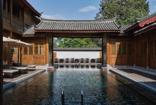 麗江市にあるAmandayanの水のプールが目の前にある建物