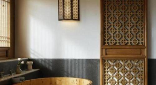 麗江市にあるAmandayanのバスルーム(シンクの横に木製バスタブ付)