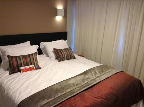 a large white bed with two pillows on it at LOFT PREMIUM Boa Viagem 20 andar in Recife