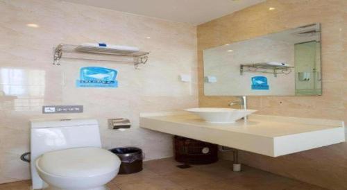 een badkamer met een wit toilet en een wastafel bij 7 Days Inn Guiyang Qingzhen Dongmenqiao Zhijiaocheng in Dongmenqiao