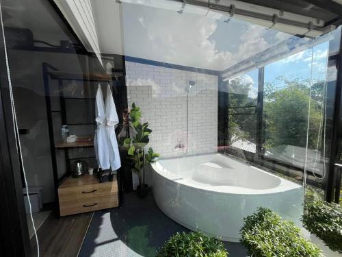 Φωτογραφία από το άλμπουμ του Cooper House Cafe And Farms σε Mae Suai