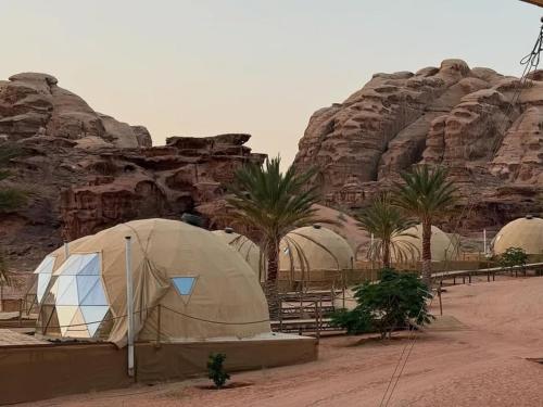 Nespecifikovaný výhled na hory nebo výhled na hory při pohledu z chaty