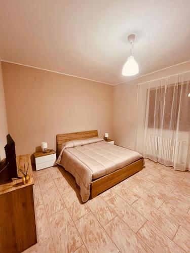 Un dormitorio con una cama y un televisor. en House in Cave, en Massafra