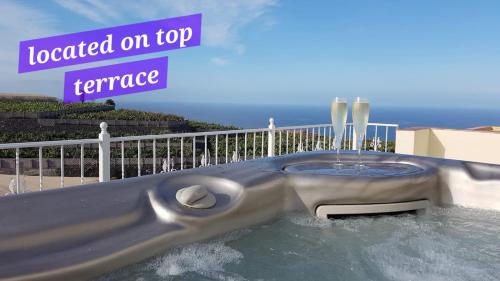 eine Wasserrutsche in einem Pool mit einem Brunnen in der Unterkunft Casa Mariposa in Playa de San Juan