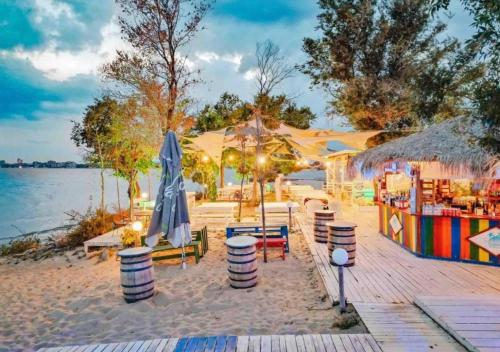 - une plage avec des parasols, des tables et des chaises dans l'établissement Sorrento Sole Mare Sveti Vlas, à Sveti Vlas