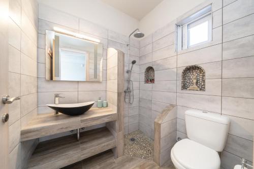 ein Badezimmer mit Waschbecken und Toilette in der Unterkunft Villa levanda in Mousata