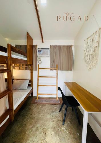 Postel nebo postele na pokoji v ubytování Pugad Hostel, El Nido