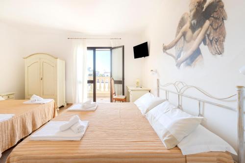 Un dormitorio con dos camas en una habitación. en Olimpo, en Giurdignano