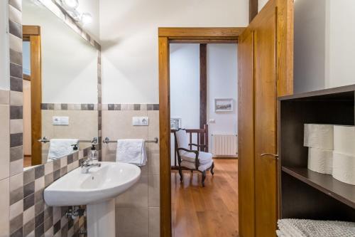 ein Badezimmer mit Waschbecken und Spiegel in der Unterkunft Casa Rural El Castro in La Revilla