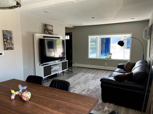 TV a/nebo společenská místnost v ubytování Stylish 3-Bedroom Stay Free Parking
