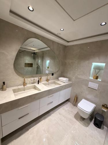 タンジェにあるHilton Tanger Penthouse 17のバスルーム(洗面台2台、トイレ、鏡付)