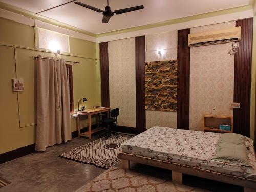 Postel nebo postele na pokoji v ubytování The Bohemian DeLuxe Homestay