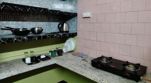 Kuchyň nebo kuchyňský kout v ubytování The Bohemian DeLuxe Homestay