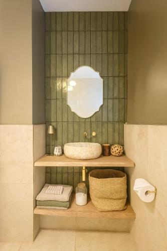 a bathroom with a sink and a mirror at Tanshelf House - Pontefract Town Centre in Pontefract