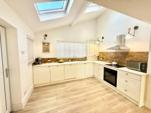 Kuchyň nebo kuchyňský kout v ubytování Tanshelf House - Pontefract Town Centre