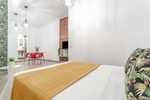 Schlafzimmer mit einem Bett und einem roten Tisch in der Unterkunft Estudio Céntrico Santa Cruz in Santa Cruz de Tenerife