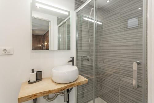ein Badezimmer mit Waschbecken und Glasdusche in der Unterkunft Estudio Céntrico Santa Cruz in Santa Cruz de Tenerife