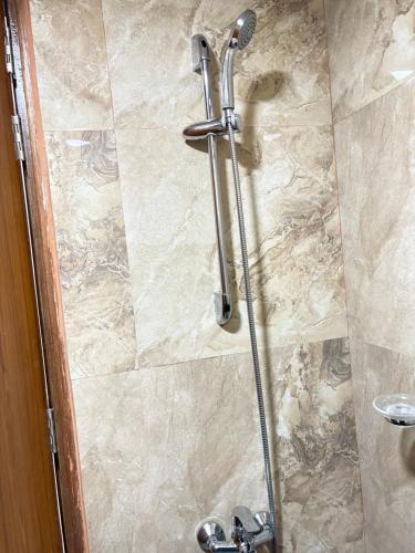 诺伊达Amigos Stays的带玻璃门的浴室淋浴