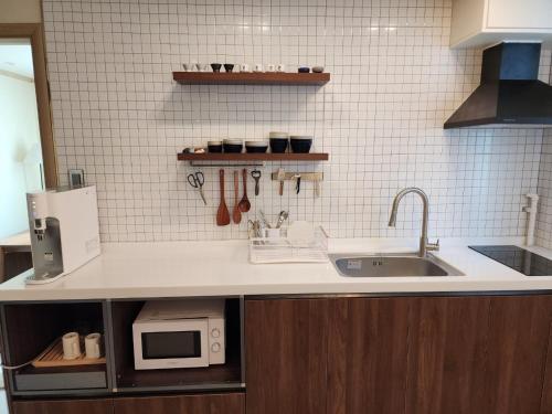 Kuchyň nebo kuchyňský kout v ubytování 대전야구장 대전감성숙소 대전역 성심당 문창시장 담빛스테이