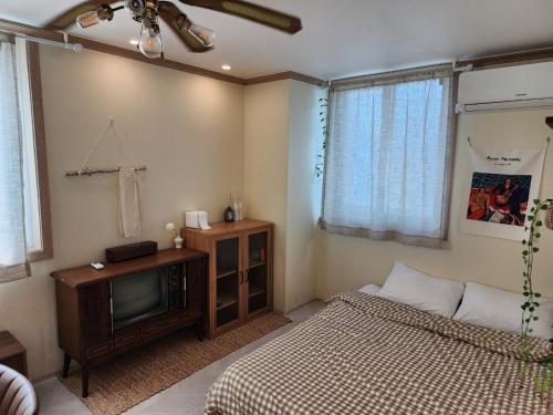 Postel nebo postele na pokoji v ubytování 대전야구장 대전감성숙소 대전역 성심당 문창시장 담빛스테이