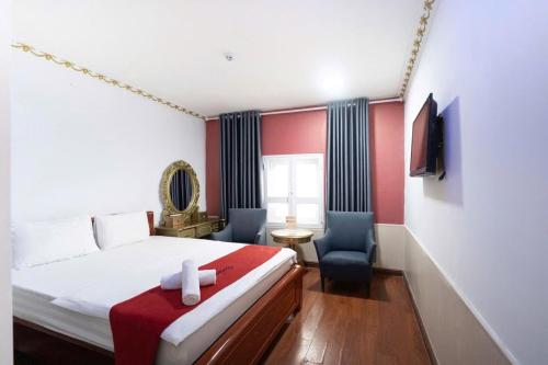 Una cama o camas en una habitación de Crown Hotel Bui Vien