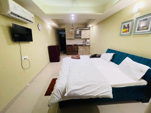 The cozy homes في دهرادون: غرفة نوم بها سرير كبير في الغرفة