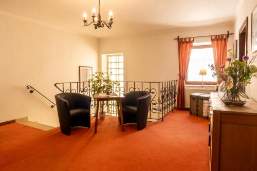 WallseeにあるGasthof Grünlingのテーブルと椅子のあるダイニングルーム