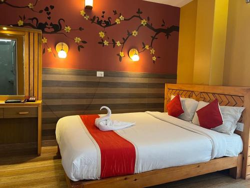 Ένα ή περισσότερα κρεβάτια σε δωμάτιο στο Hotel Fewa Suites Pvt Ltd