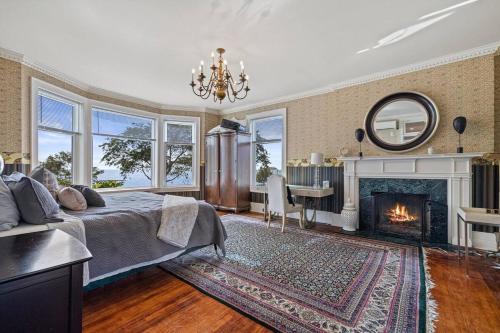 Posezení v ubytování Gorgeous Historical Mansion on the Lake Front