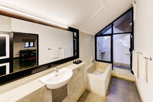 Koupelna v ubytování Habarana Village by Cinnamon