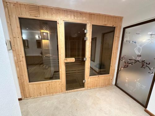 ein Raum mit einer Holztür mit einem Fenster in der Unterkunft St Ivan Rilski Spa & Pool Getaway in Bansko