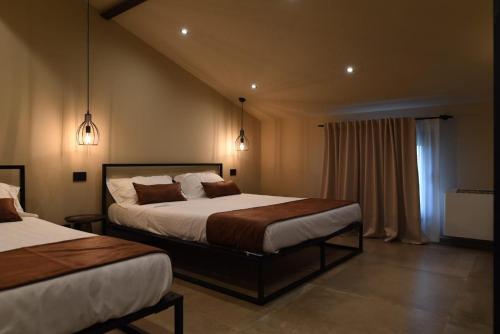 ein Schlafzimmer mit zwei Betten und einem Fenster in der Unterkunft agriturismo Casa Pezzo in Castelnuovo del Garda