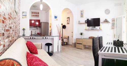 a living room with a couch and a kitchen at Casita Arenal in El Arenal
