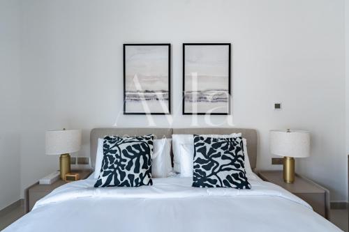 Postel nebo postele na pokoji v ubytování The Yas Luxe Escape Studio On Yas Island By Ayla