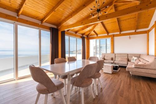 Duplex penthouse في Polisi i Vogël: غرفة طعام بها طاولة وكراسي