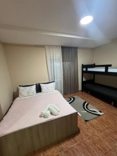 een slaapkamer met een bed met twee handdoeken erop bij Open Door Hostel in Tirana