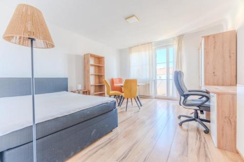 1 dormitorio con cama, sillas y mesa en Apartment with 3 Bedrooms, en Krems an der Donau