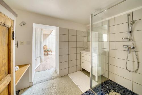La salle de bains est pourvue d'une douche et d'une cabine de douche en verre. dans l'établissement Gite de charme au milieu des vignes - La Gasconnière, à Ozillac