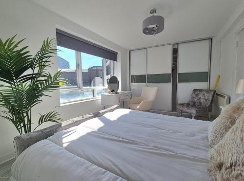 Un dormitorio con una cama grande y una ventana grande en Enjoy a stylish experience at this centrally-located place !, en Dublín