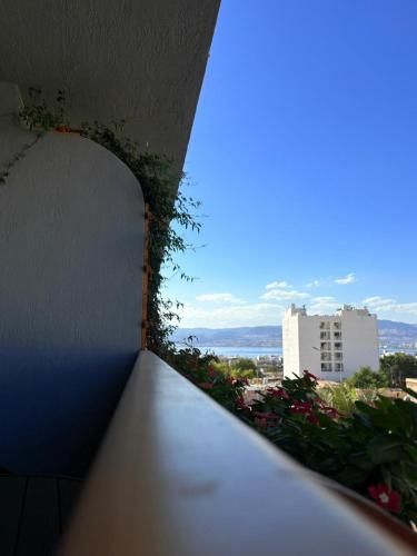 un balcone con vista su un edificio di Aroma Hotel ad Aqaba