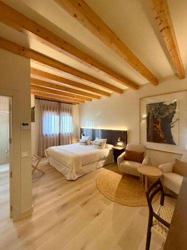 a bedroom with a bed and a couch and a table at Hotel Rural Casa del Oso in El Oso